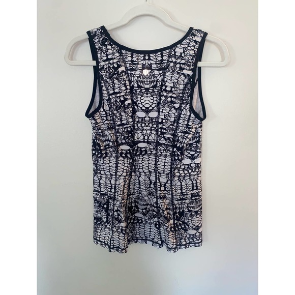 COPY - Lululemon women’s size 6 stay on course black and white athletic tank 00… - Picture 4 of 10
